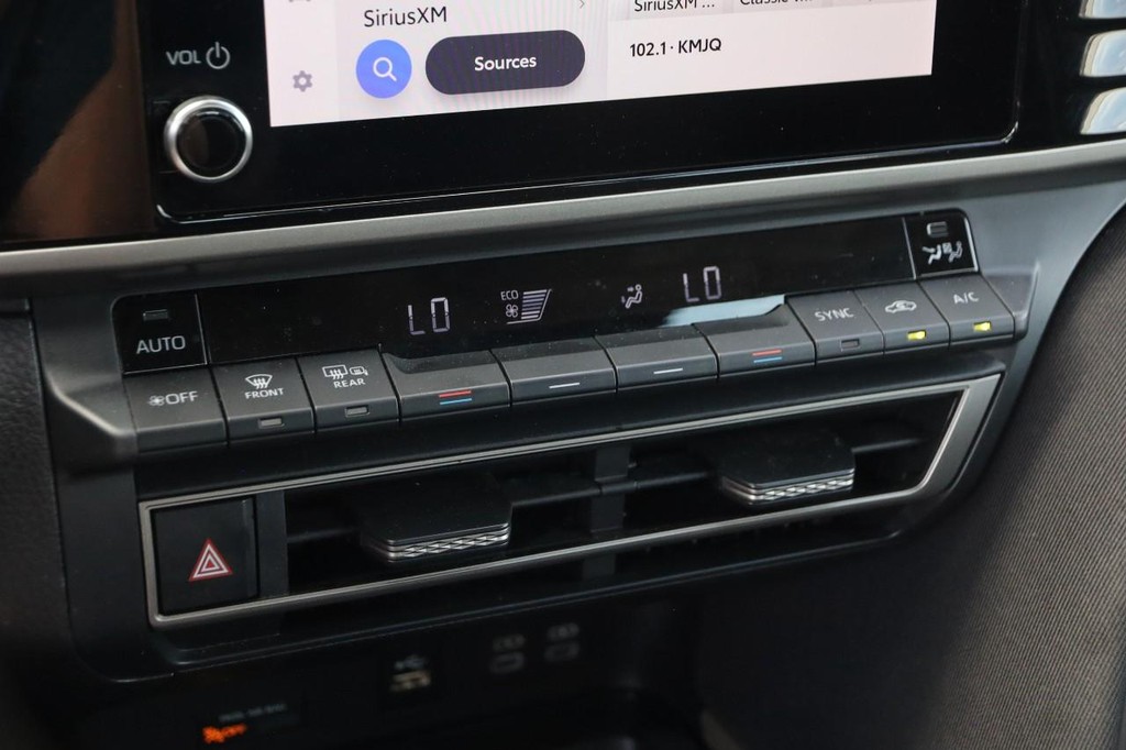Toyota Camry Vehicle Full-screen Gallery Image 18