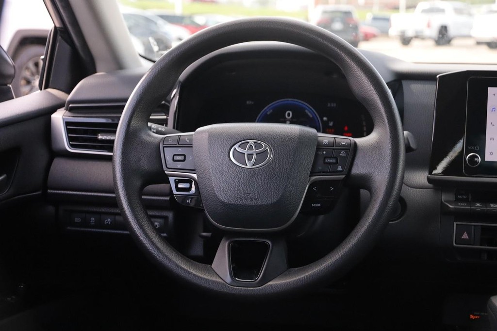Toyota Camry Vehicle Full-screen Gallery Image 24