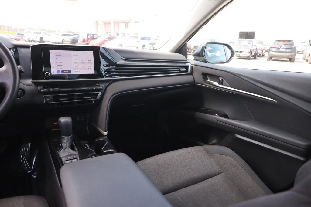 Toyota Camry Vehicle Full-screen Gallery Image 26