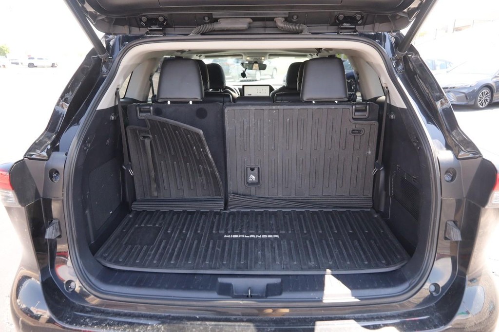 Toyota Highlander Vehicle Full-screen Gallery Image 7
