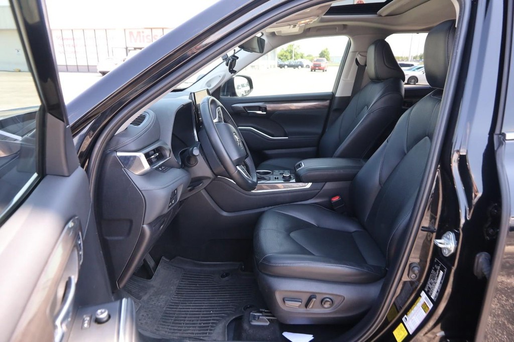 Toyota Highlander Vehicle Full-screen Gallery Image 11