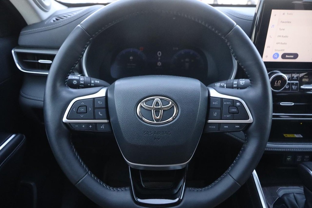 Toyota Highlander Vehicle Full-screen Gallery Image 14