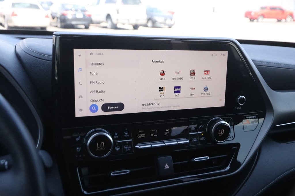 Toyota Highlander Vehicle Full-screen Gallery Image 19