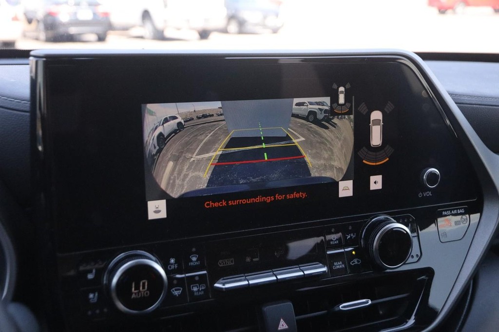 Toyota Highlander Vehicle Full-screen Gallery Image 20