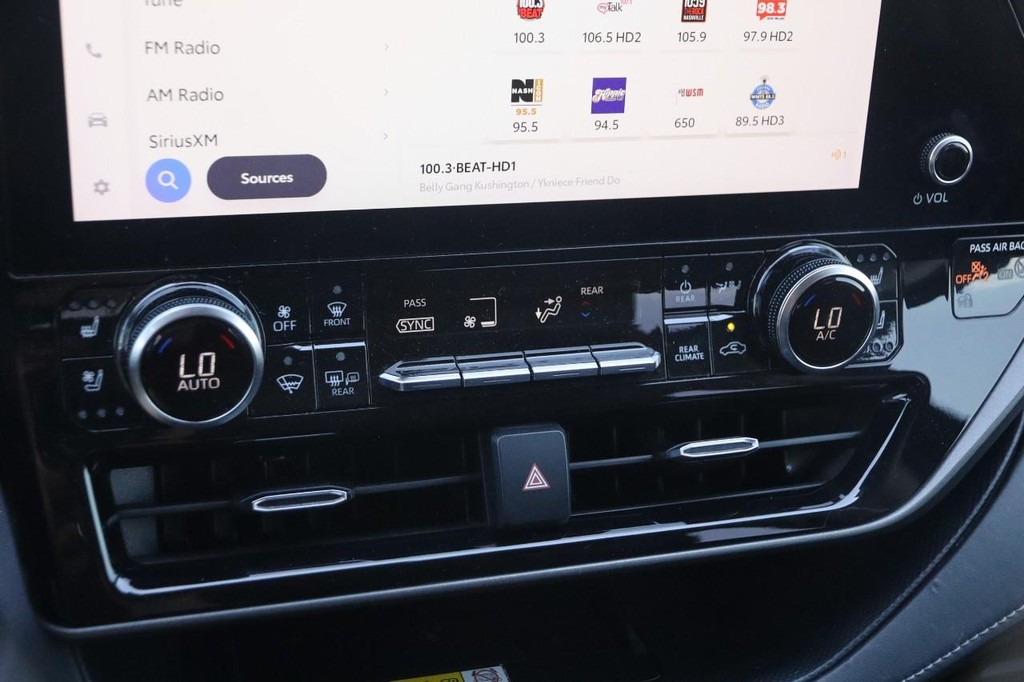 Toyota Highlander Vehicle Full-screen Gallery Image 21