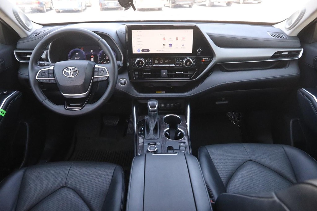 Toyota Highlander Vehicle Full-screen Gallery Image 25