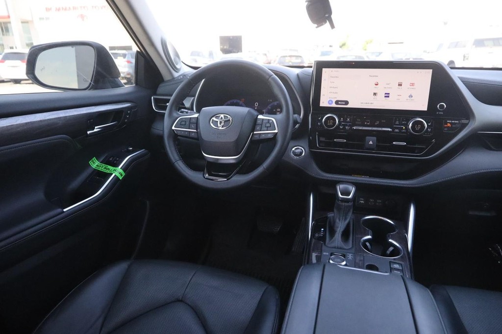 Toyota Highlander Vehicle Full-screen Gallery Image 26