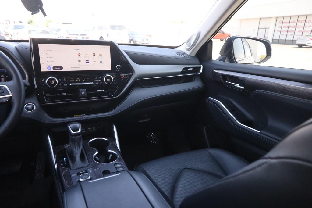 Toyota Highlander Vehicle Full-screen Gallery Image 29