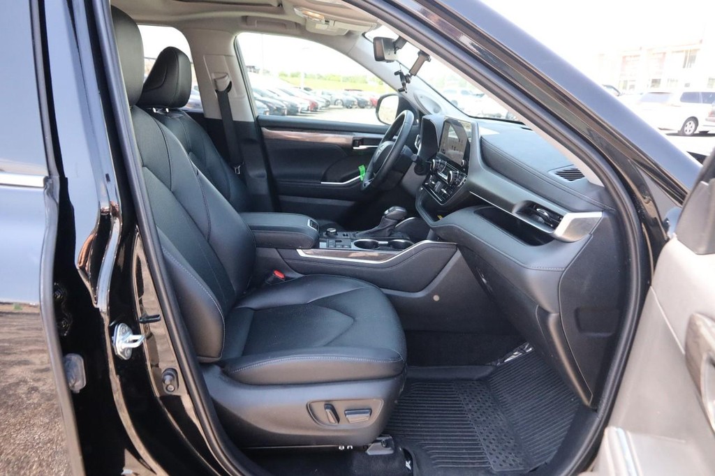 Toyota Highlander Vehicle Full-screen Gallery Image 30