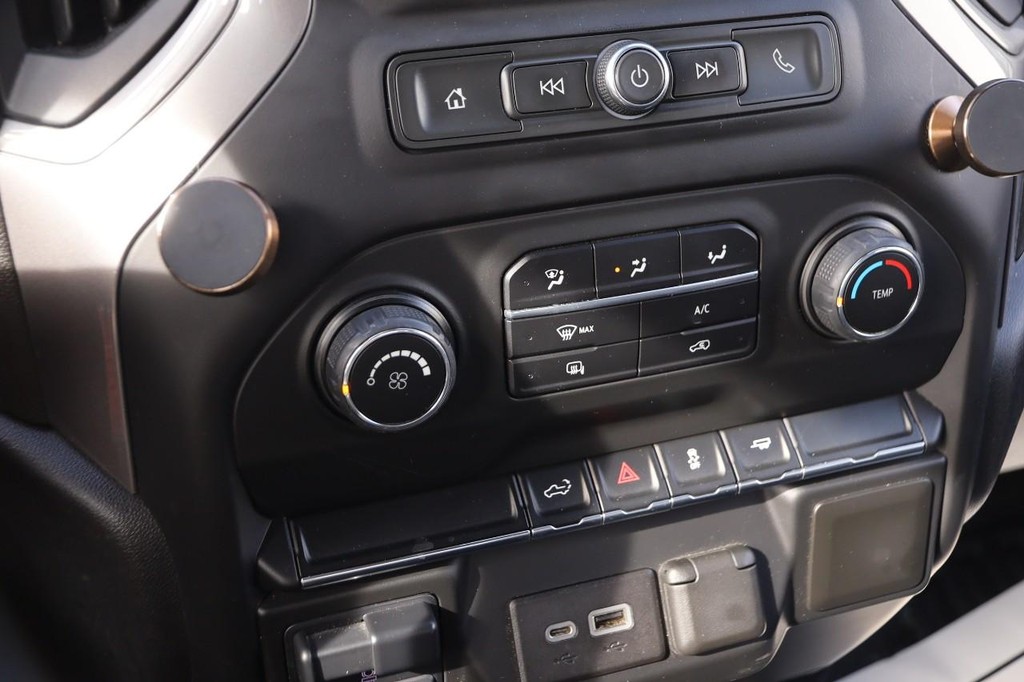 Chevrolet Silverado 2500HD Vehicle Full-screen Gallery Image 15