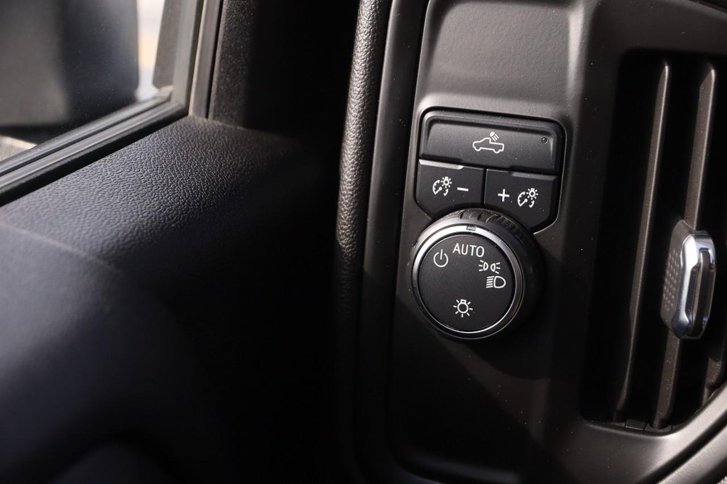 Chevrolet Silverado 2500HD Vehicle Full-screen Gallery Image 16