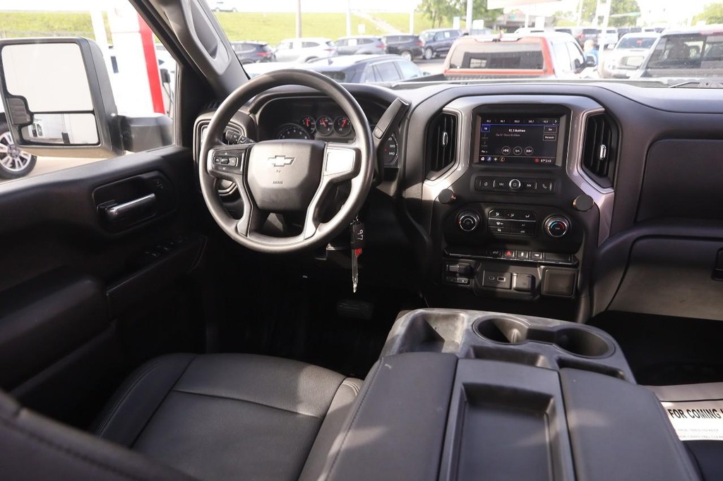 Chevrolet Silverado 2500HD Vehicle Full-screen Gallery Image 18