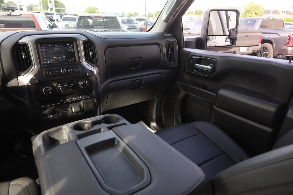 Chevrolet Silverado 2500HD Vehicle Full-screen Gallery Image 21