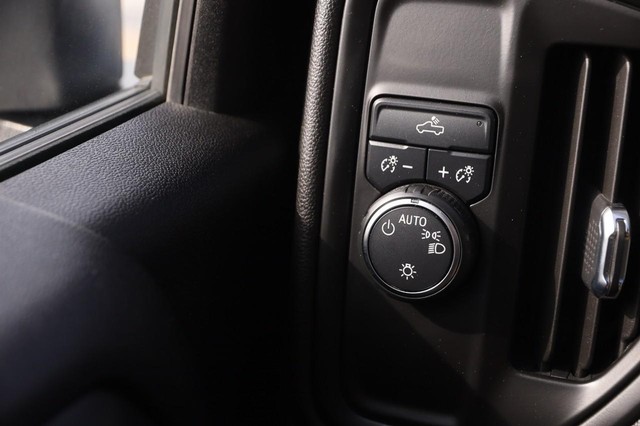 Chevrolet Silverado 2500HD Vehicle Image 16