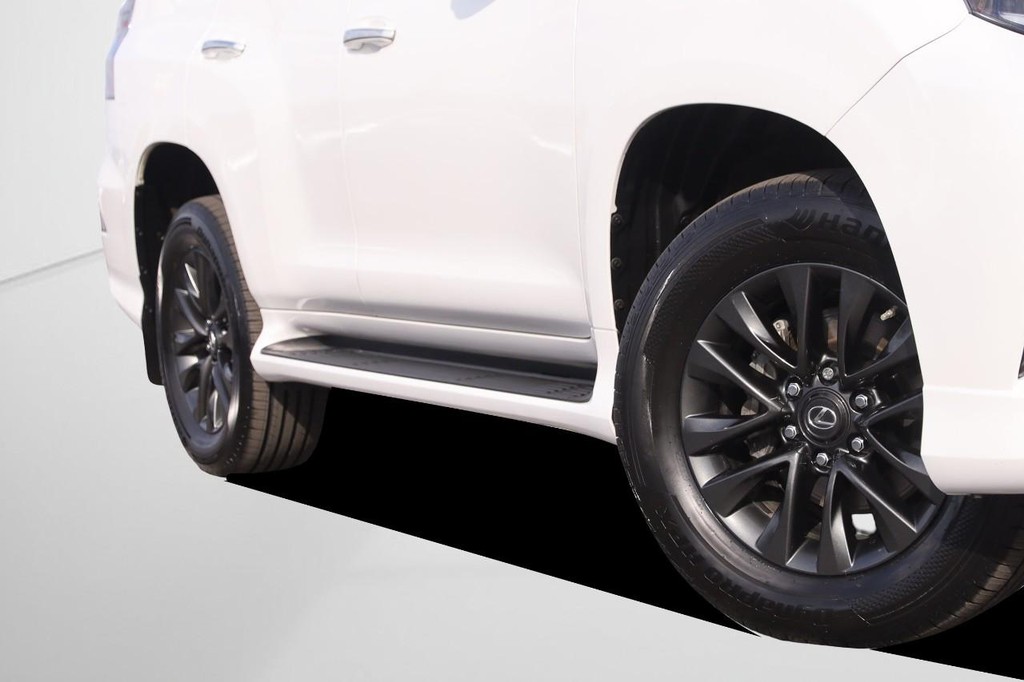 Lexus GX Vehicle Full-screen Gallery Image 3