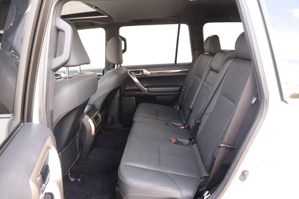 Lexus GX Vehicle Full-screen Gallery Image 10