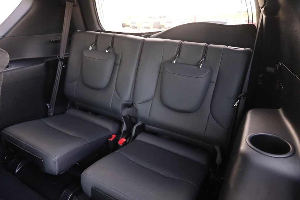 Lexus GX Vehicle Full-screen Gallery Image 11