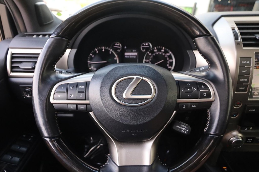 Lexus GX Vehicle Full-screen Gallery Image 12