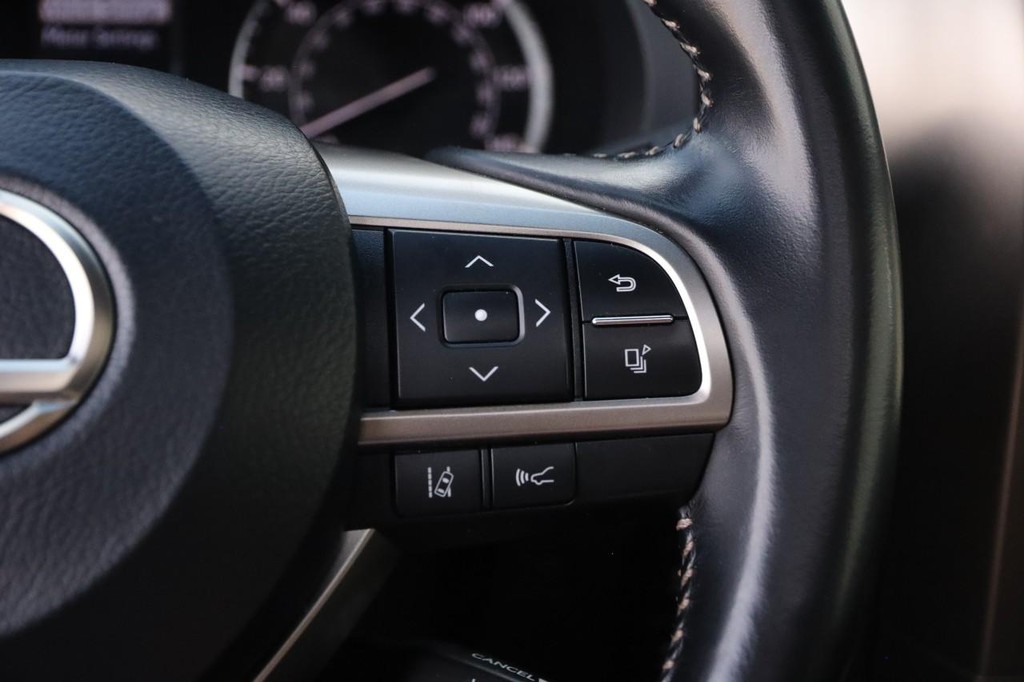 Lexus GX Vehicle Full-screen Gallery Image 14