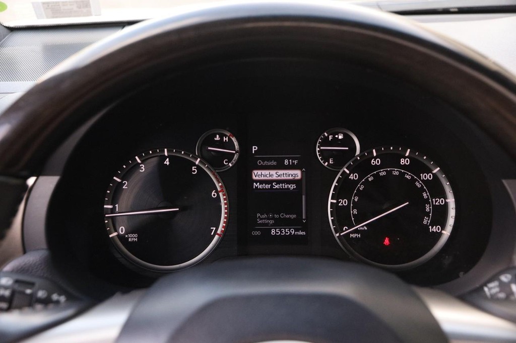 Lexus GX Vehicle Full-screen Gallery Image 15
