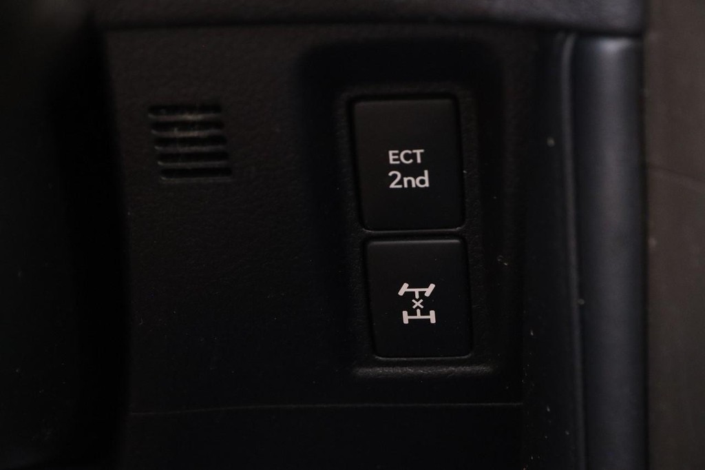 Lexus GX Vehicle Full-screen Gallery Image 17