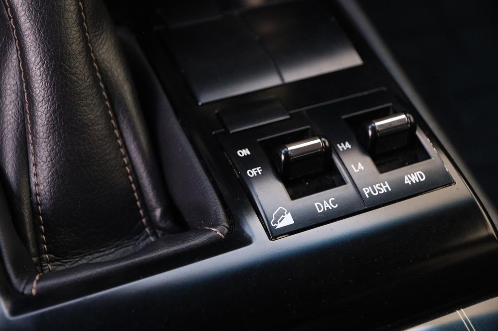 Lexus GX Vehicle Full-screen Gallery Image 22
