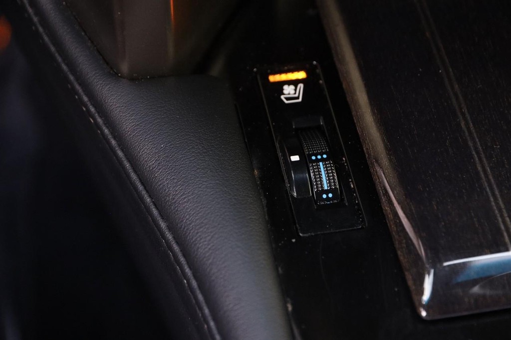 Lexus GX Vehicle Full-screen Gallery Image 23