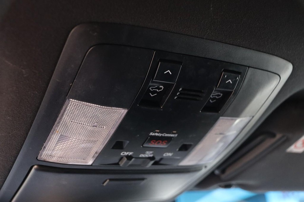 Lexus GX Vehicle Full-screen Gallery Image 25