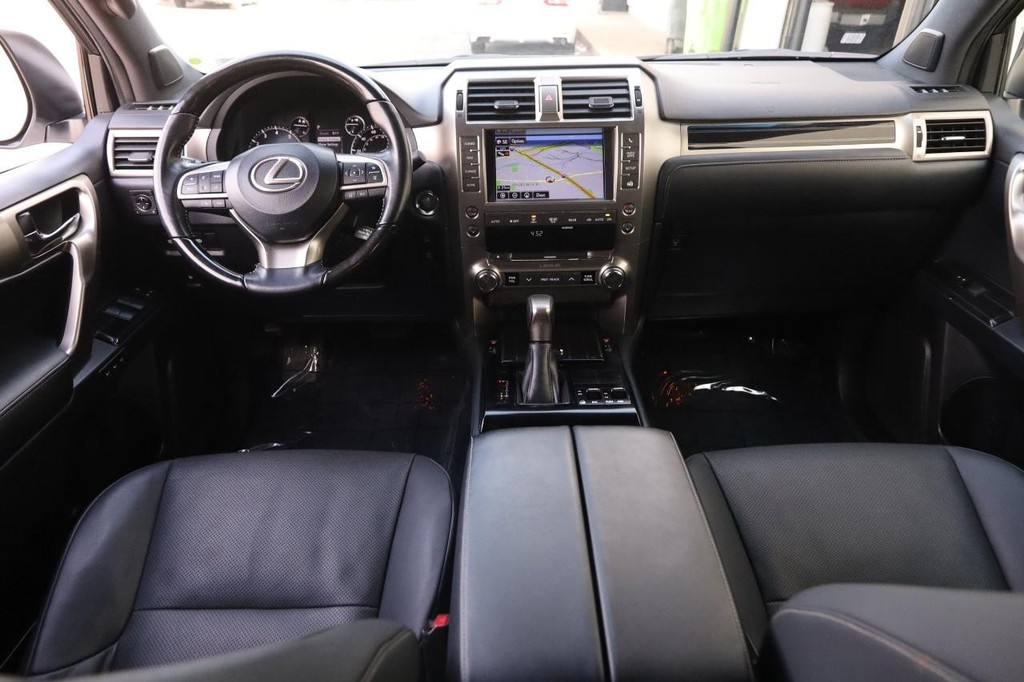 Lexus GX Vehicle Full-screen Gallery Image 26