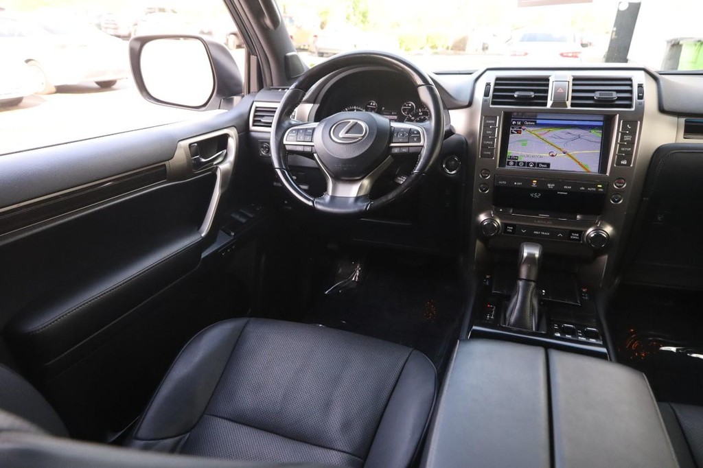 Lexus GX Vehicle Full-screen Gallery Image 27
