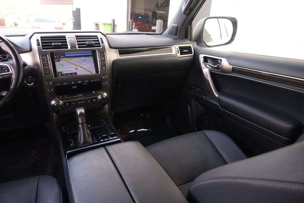 Lexus GX Vehicle Full-screen Gallery Image 30
