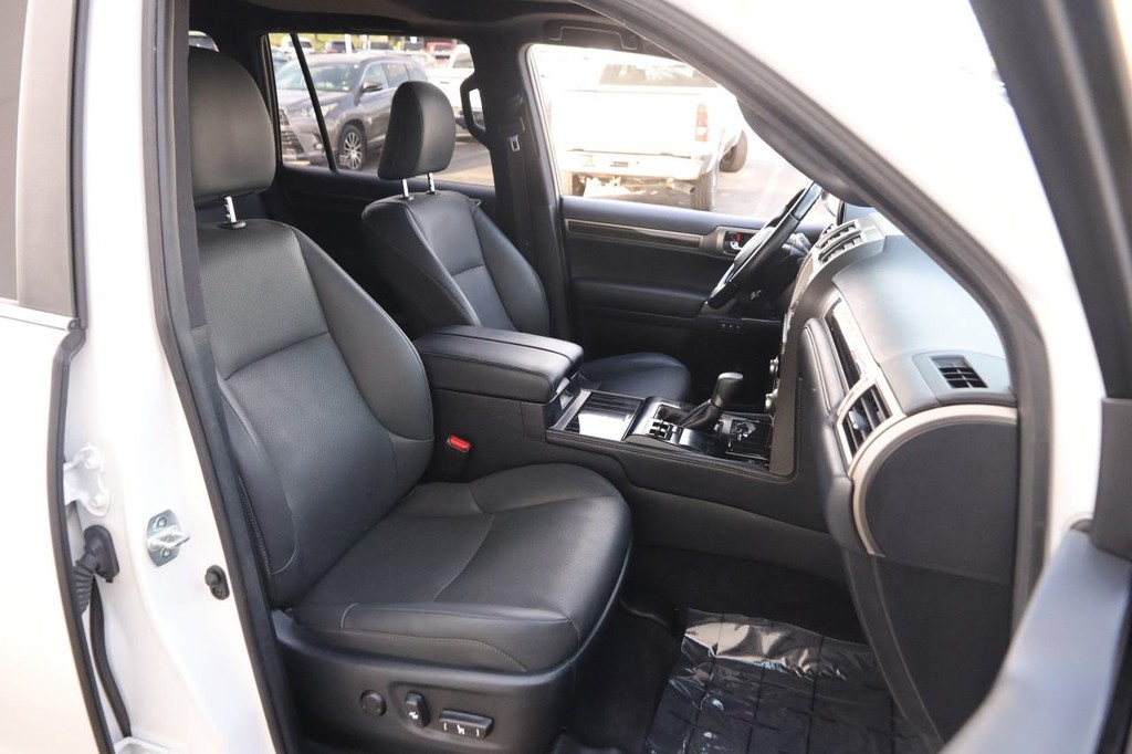 Lexus GX Vehicle Full-screen Gallery Image 31