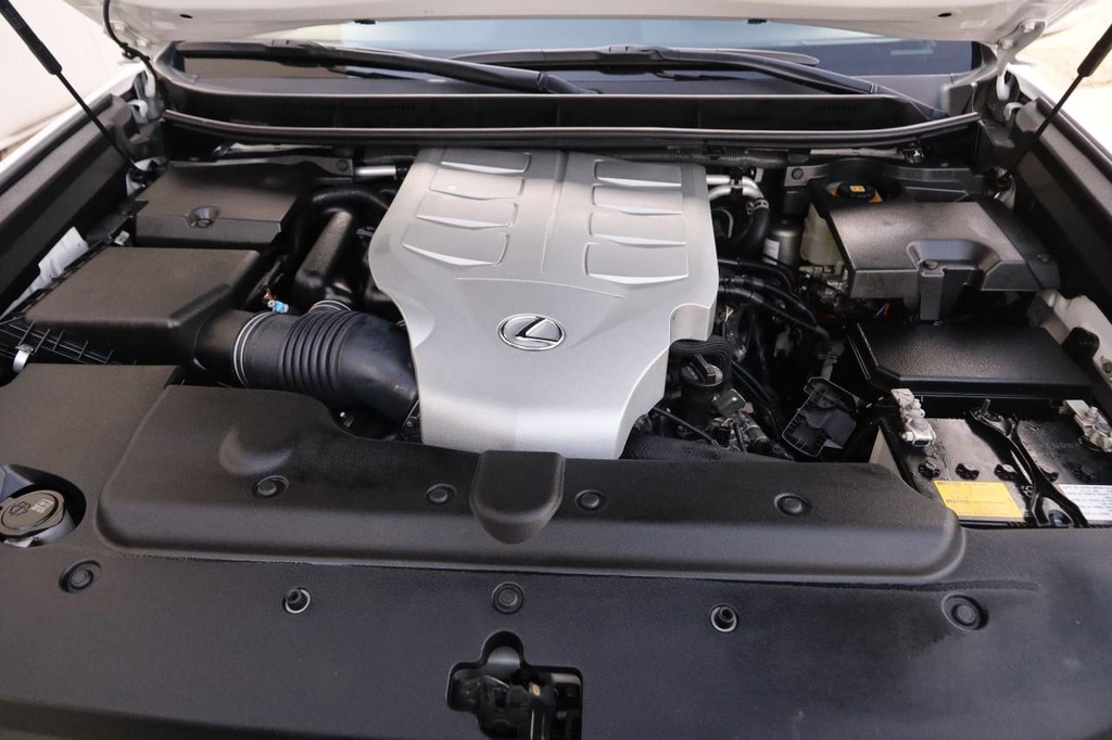 Lexus GX Vehicle Full-screen Gallery Image 32