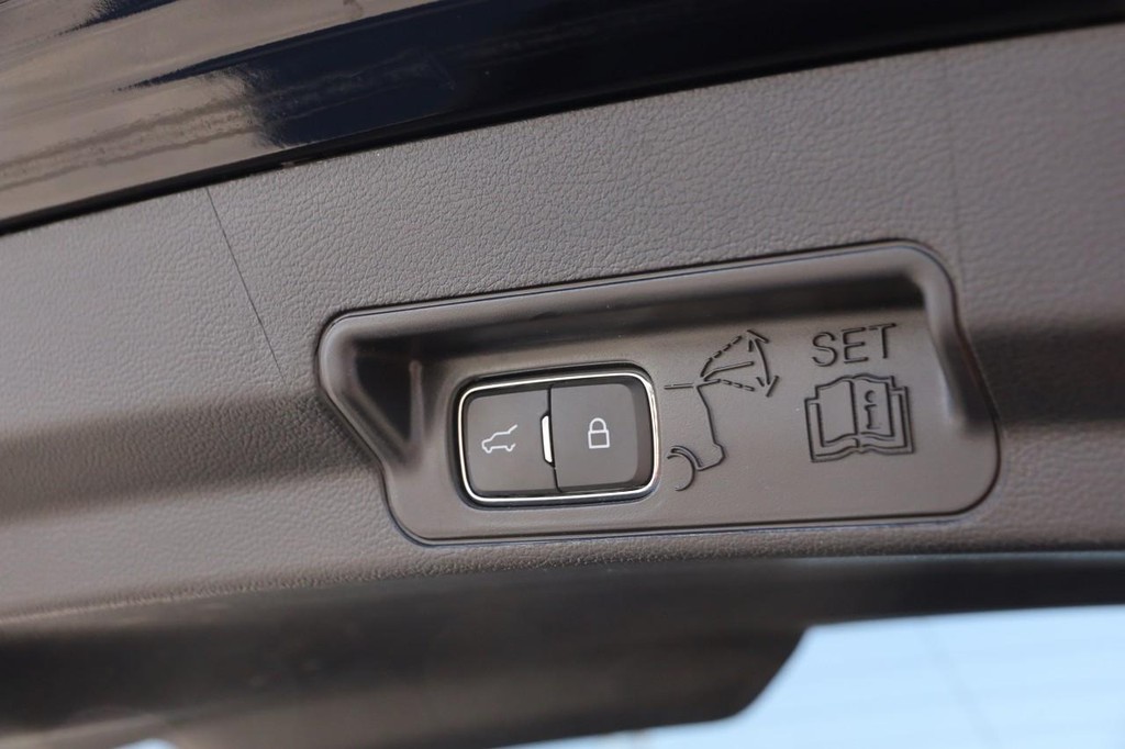 Ford Explorer Vehicle Full-screen Gallery Image 08