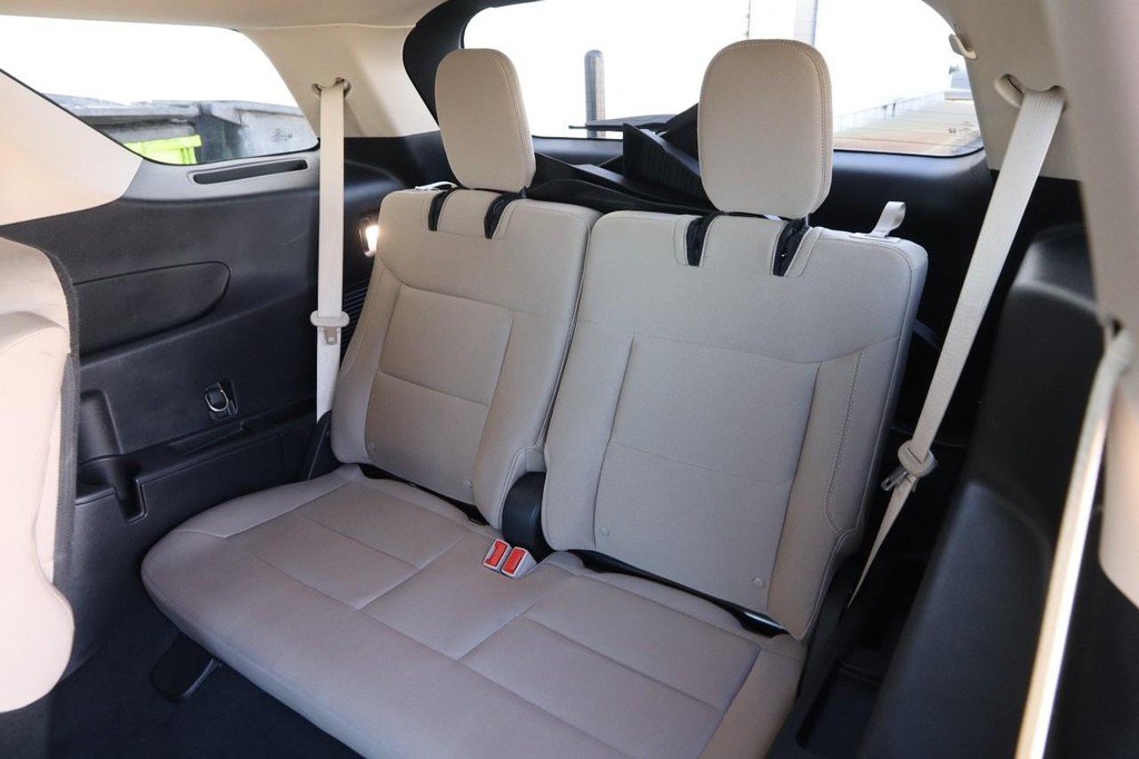Ford Explorer Vehicle Full-screen Gallery Image 11