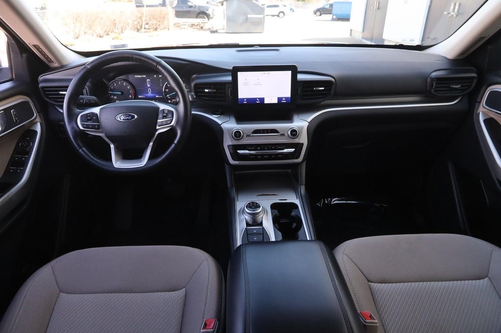Ford Explorer Vehicle Full-screen Gallery Image 23