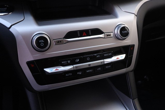 Ford Explorer Vehicle Image 19