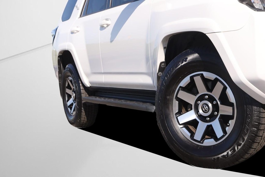 Toyota 4Runner Vehicle Full-screen Gallery Image 3