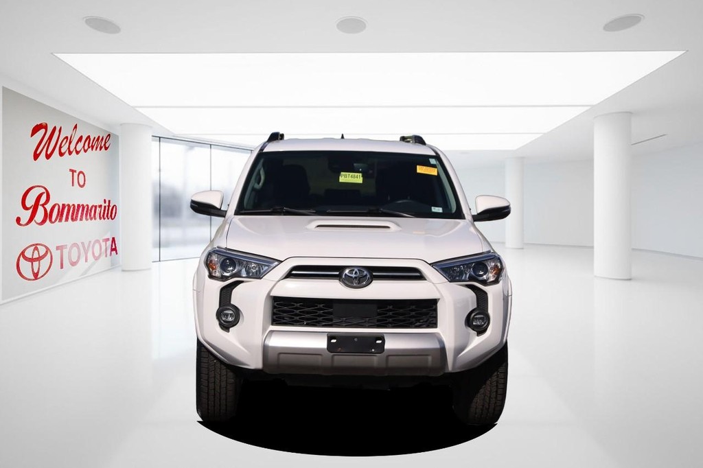 Toyota 4Runner Vehicle Full-screen Gallery Image 4