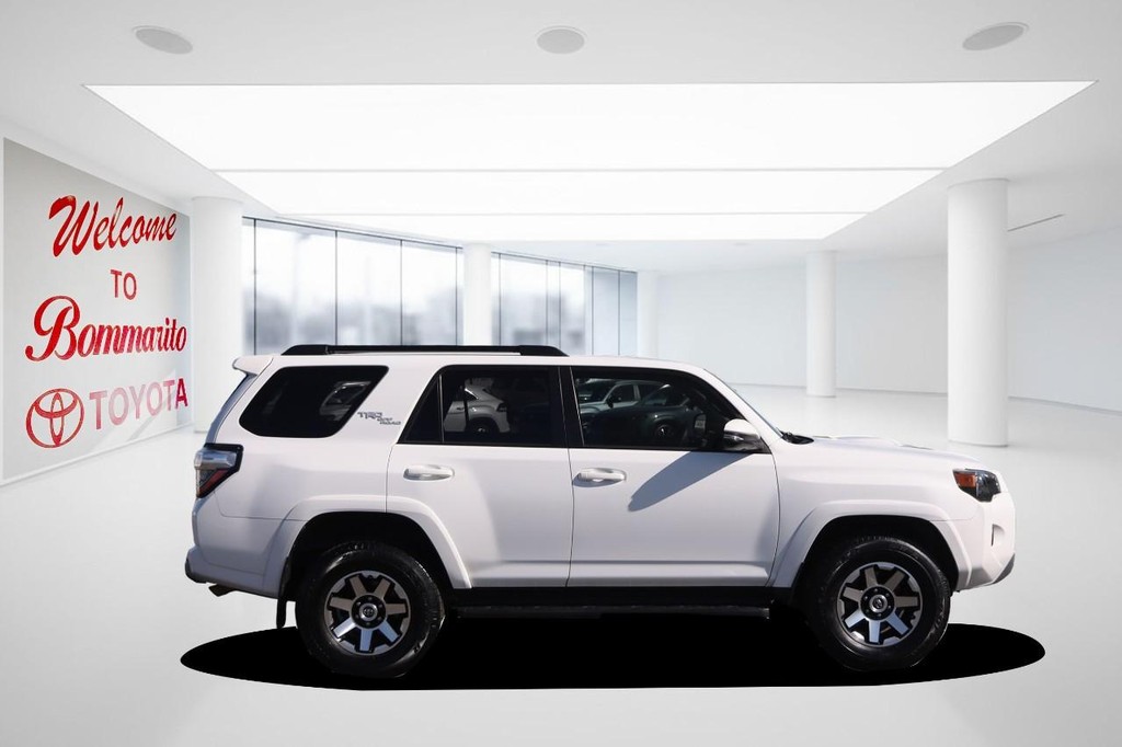 Toyota 4Runner Vehicle Full-screen Gallery Image 5