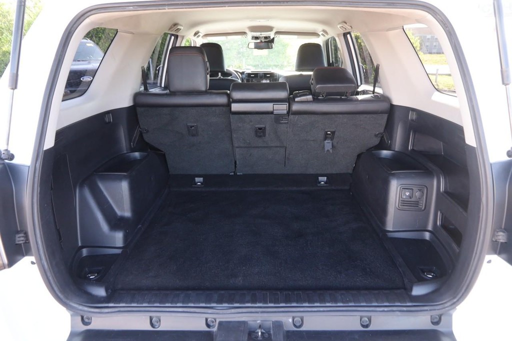 Toyota 4Runner Vehicle Full-screen Gallery Image 7