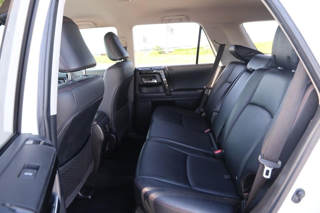 Toyota 4Runner Vehicle Full-screen Gallery Image 9
