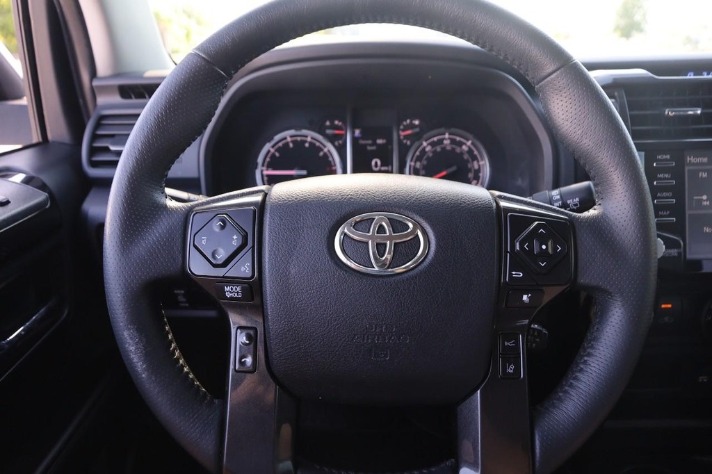 Toyota 4Runner Vehicle Full-screen Gallery Image 10