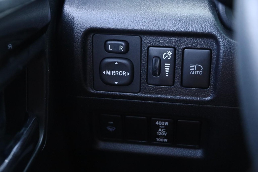 Toyota 4Runner Vehicle Full-screen Gallery Image 21