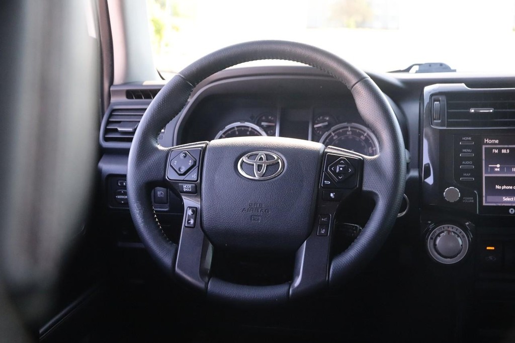 Toyota 4Runner Vehicle Full-screen Gallery Image 23