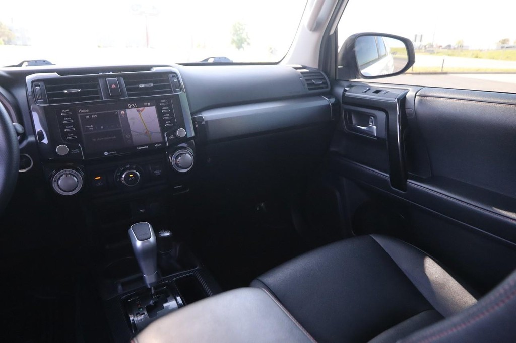 Toyota 4Runner Vehicle Full-screen Gallery Image 25