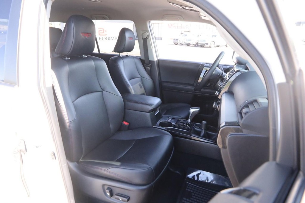 Toyota 4Runner Vehicle Full-screen Gallery Image 27