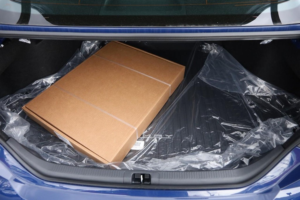 Toyota Camry Vehicle Full-screen Gallery Image 7