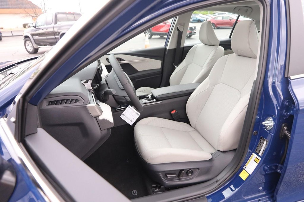 Toyota Camry Vehicle Full-screen Gallery Image 8