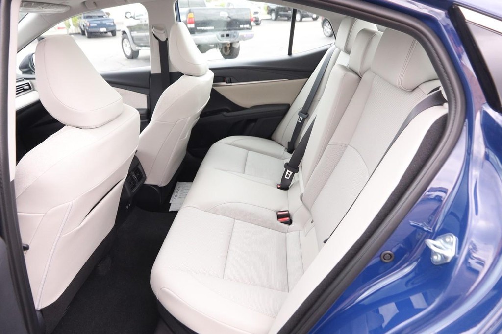 Toyota Camry Vehicle Full-screen Gallery Image 9